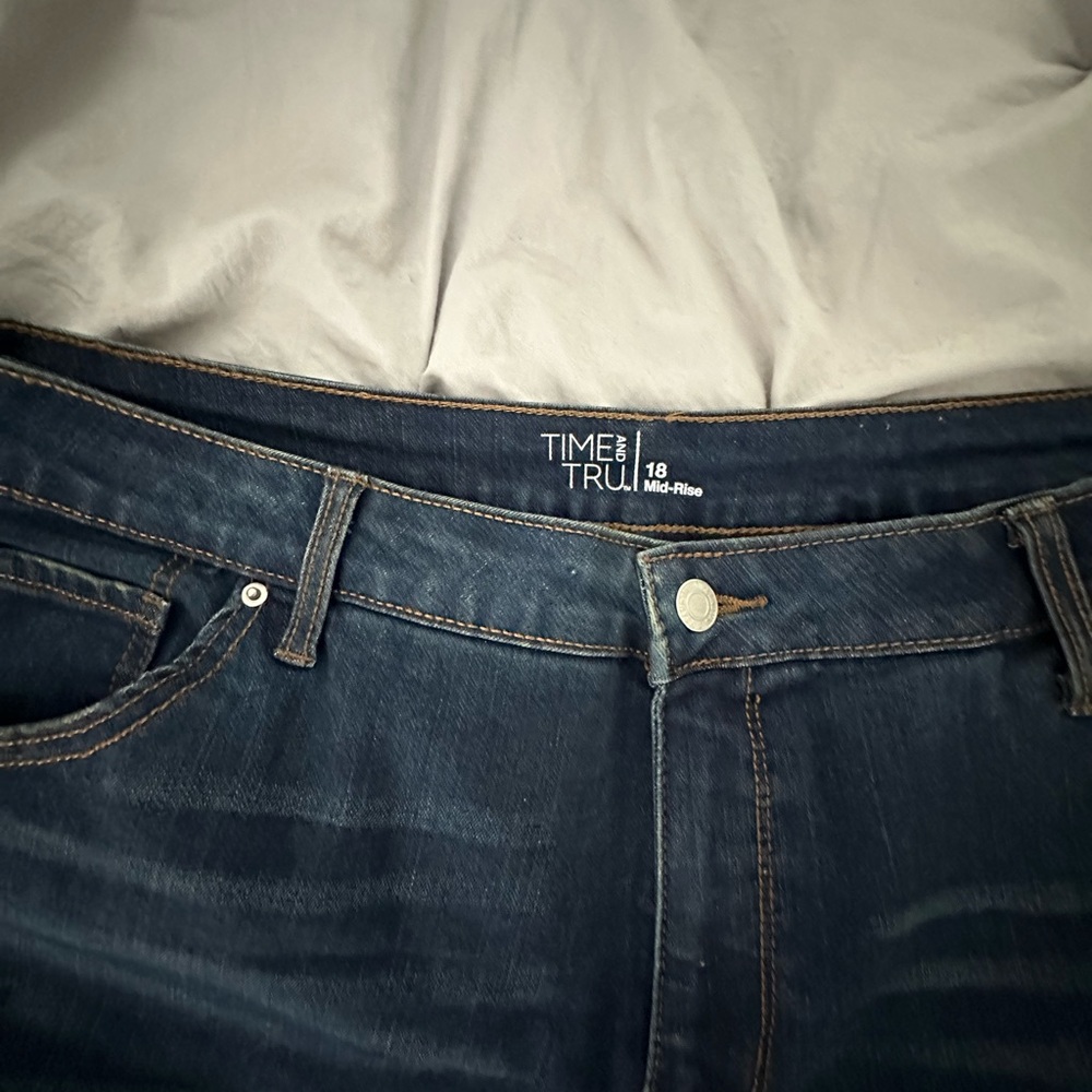 Time and Tru Women's Mid-Rise Denim Shorts - Like New - Picture 2 of 3